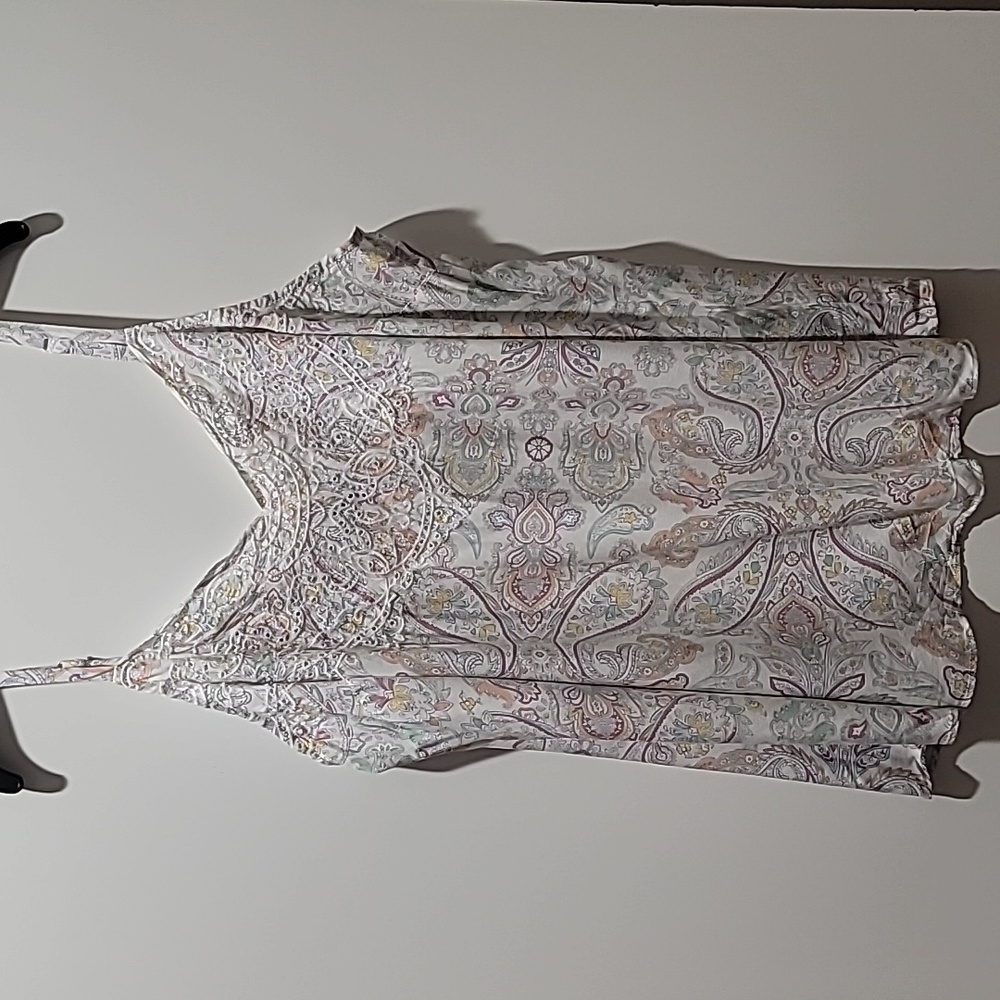 TORRID 2X WHITE PASTEL PAISLEY SLEEVELESS SUMMER TANK TOP BOHEMIAN CASUAL SHIRT